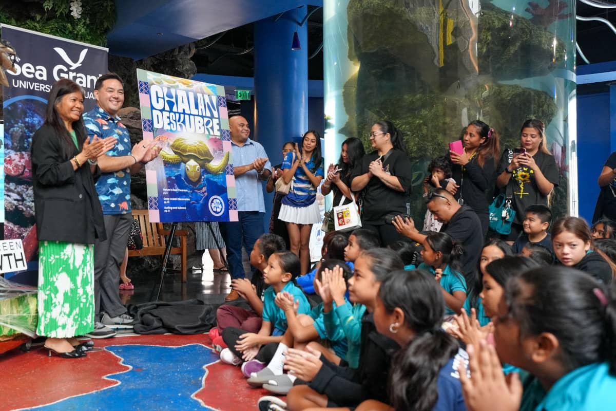 Pamela Peralta, Austin Shelton, and Lt. Gov. Tenorio unveil the latest CHalan Deskubre issue.